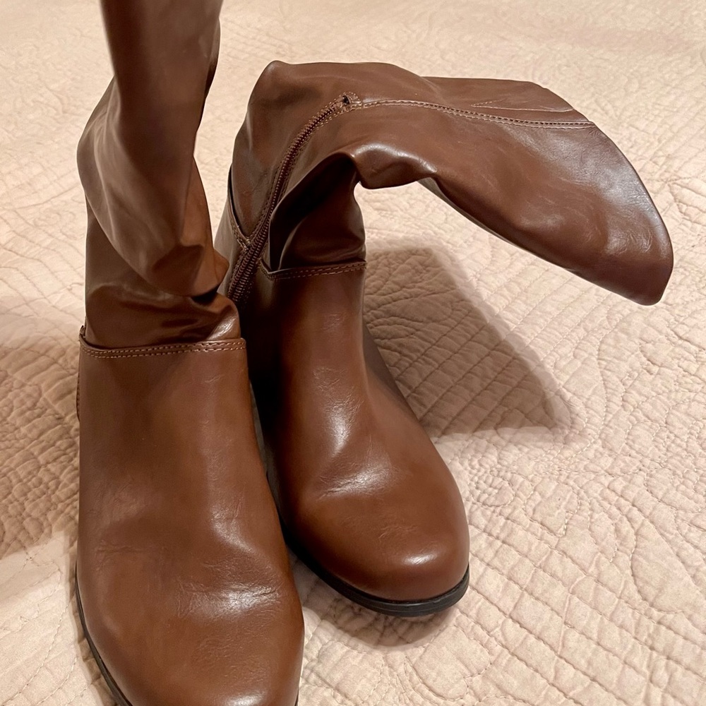 Size 7 low cut brown Women’s boots only worn once